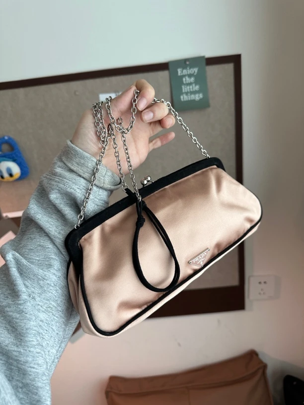 95新 Prada/普拉达 prada/牙牙 缎面哇口包
