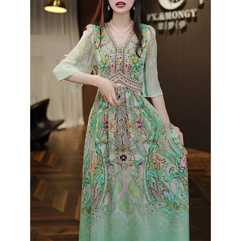 民族风复古碎花连衣裙女2025夏季新款时尚气质收腰显瘦v领长裙子