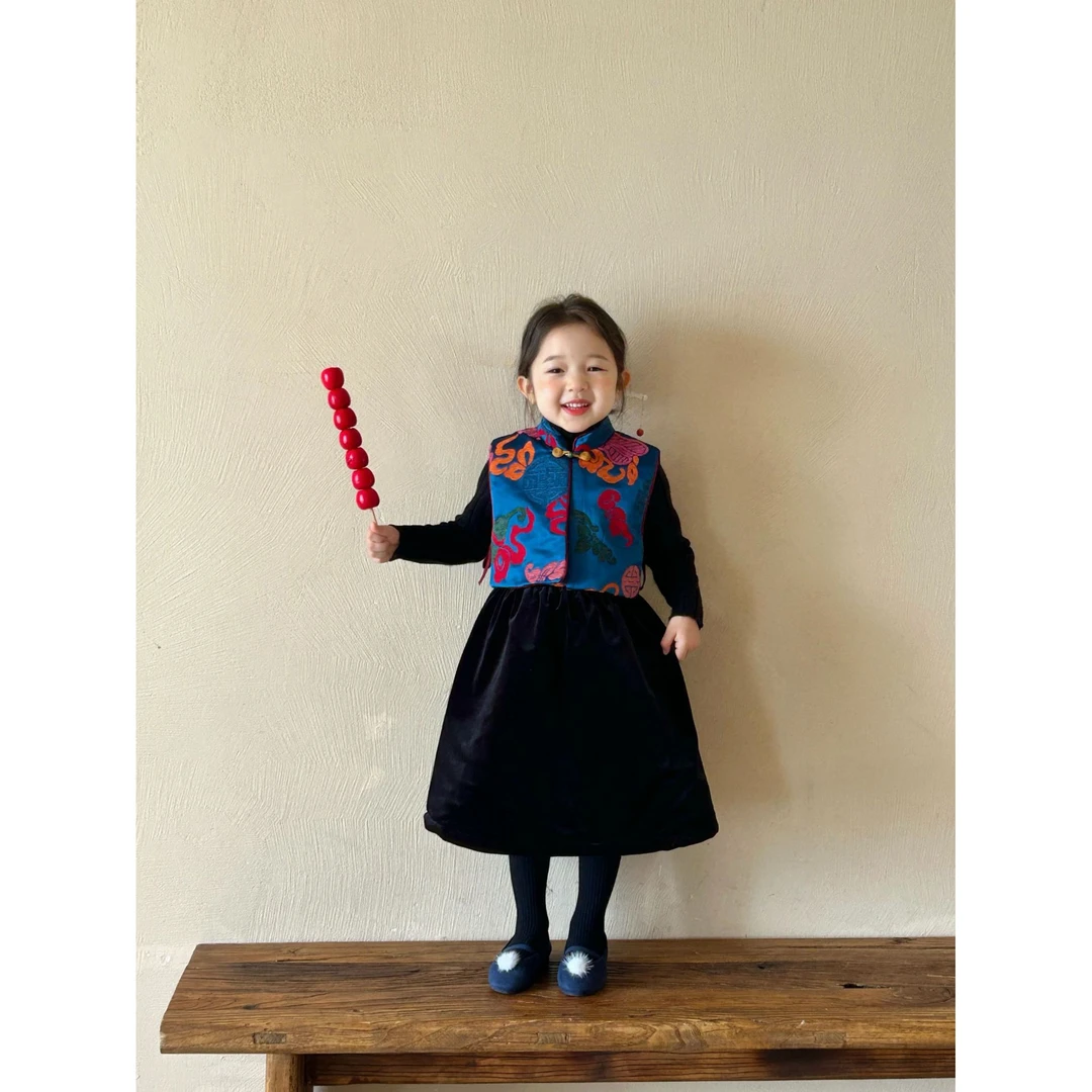 小粉象 ·冬季新款女童七彩八宝葫芦漳缎马甲+毛衣+丝绒棉裙套装