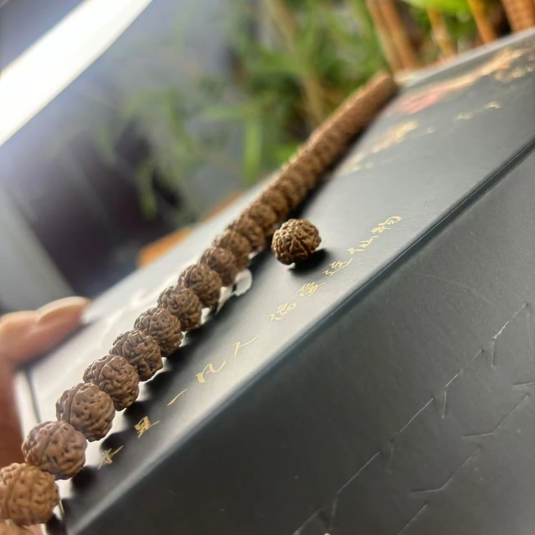 《大嫂》勿里达老树王手持10-11左右+礼盒 金刚菩提