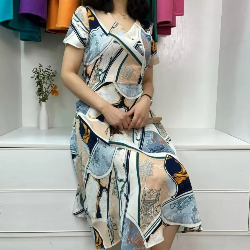 夏季女士气质时尚百搭都市优雅印花v领修身连衣裙