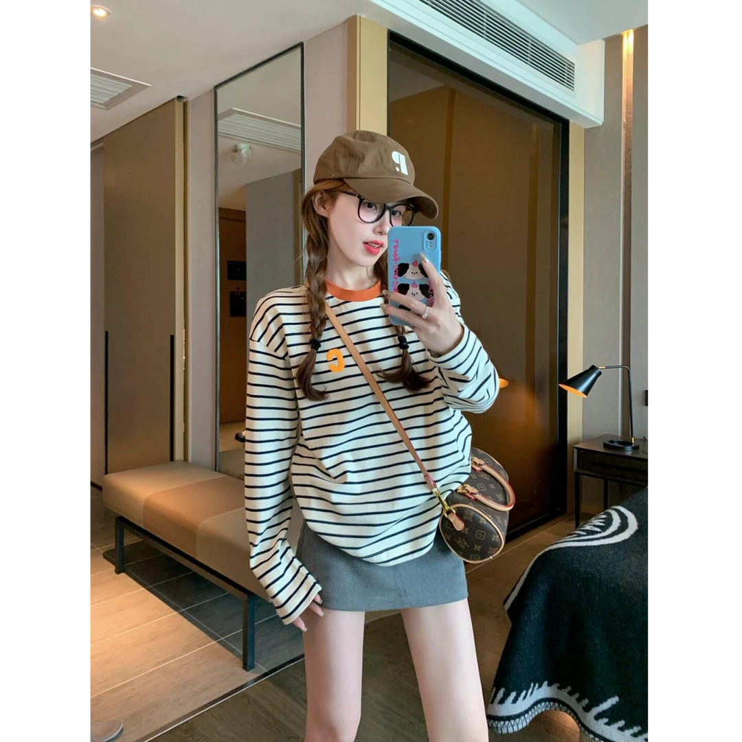 新款黑色条纹洋气字母长袖t恤橙色领口日常打底外穿通勤显瘦穿搭