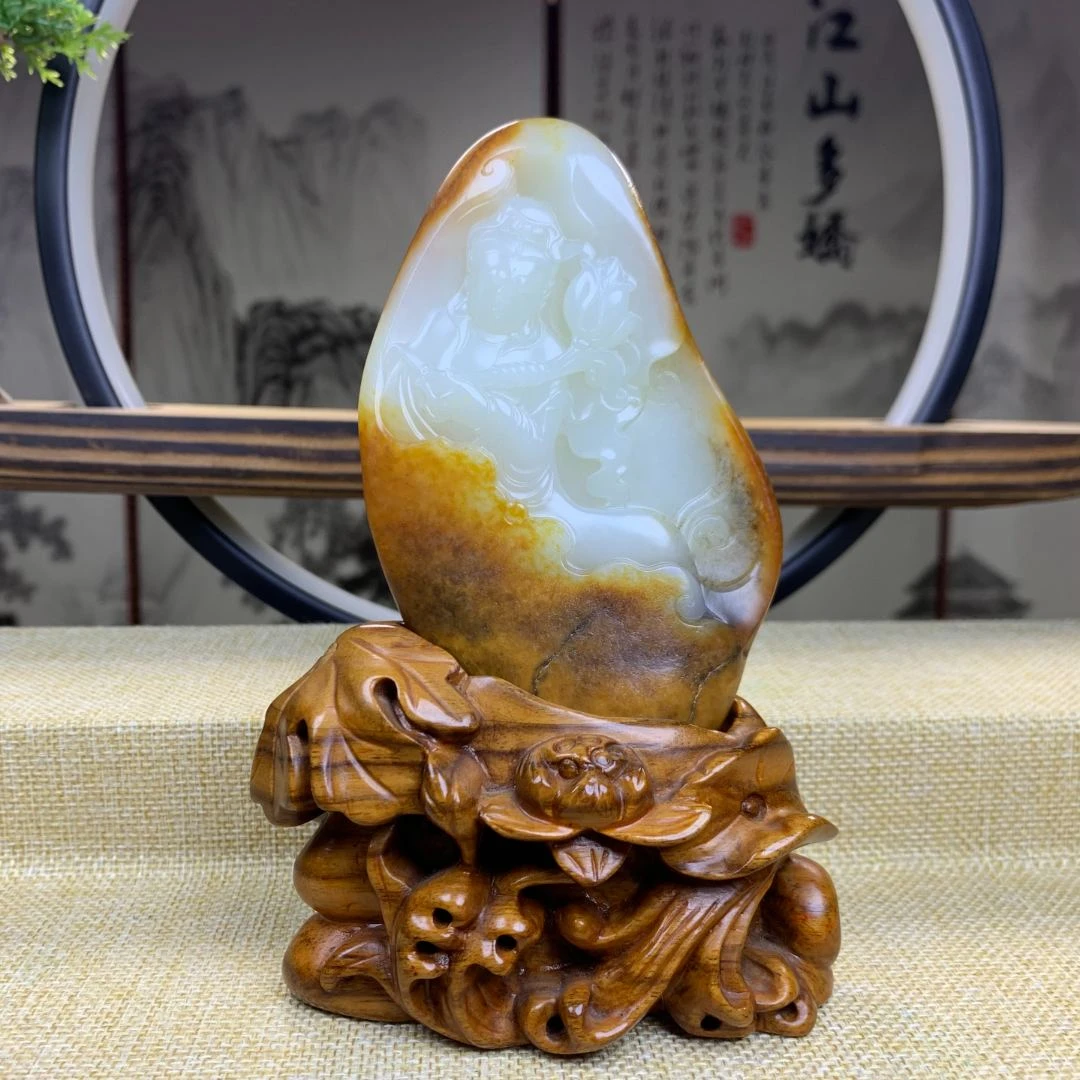 新疆和田玉白玉籽料天然枣红皮自在观音摆件手工雕刻工艺
