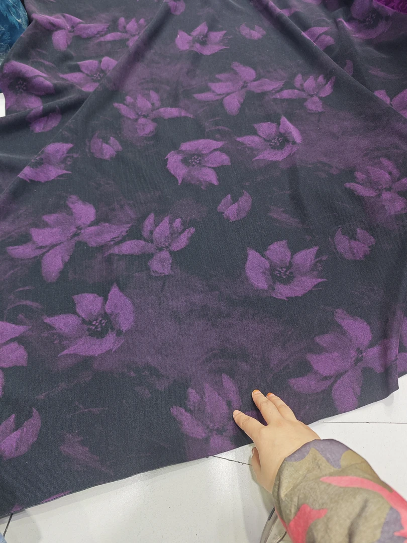 黑色底紫色荷花DIY服装面料旗袍带薄绒秋冬季面料连衣裙布料细闪
