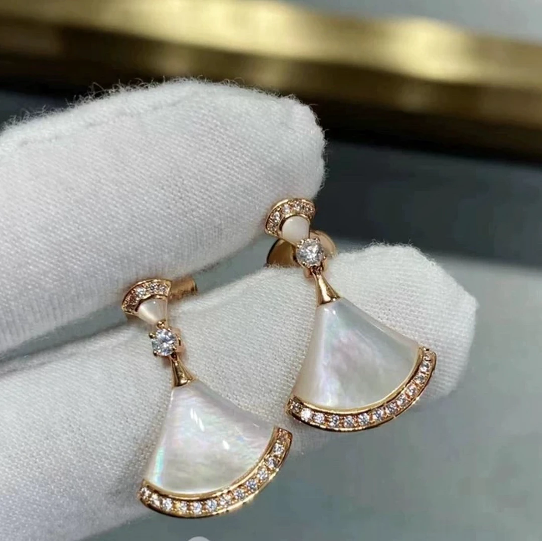 铜合金贝壳耳饰 经典百搭小众设计师小裙子耳钉BV43