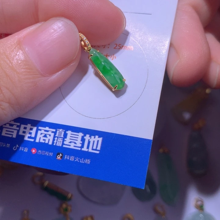 翡翠颈饰18K金镶嵌离*。翡翠