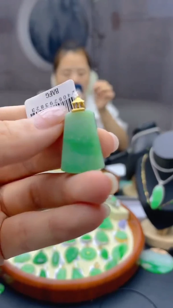【闪购商品】翡翠颈饰18K金镶嵌包邮+7天无理由