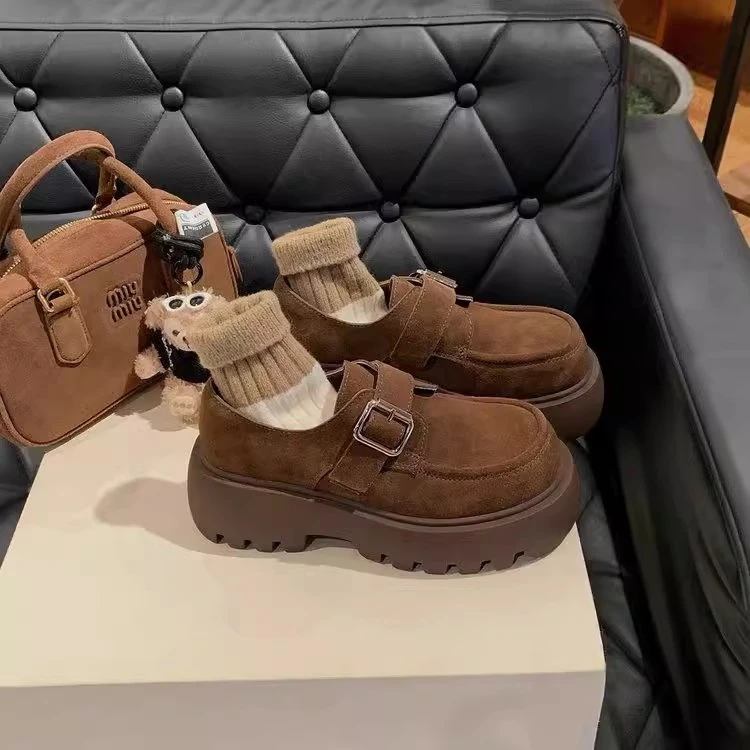 牛反绒~2026年新款6CM圆头金属一字扣带增高粗跟厚底乐福小皮鞋女