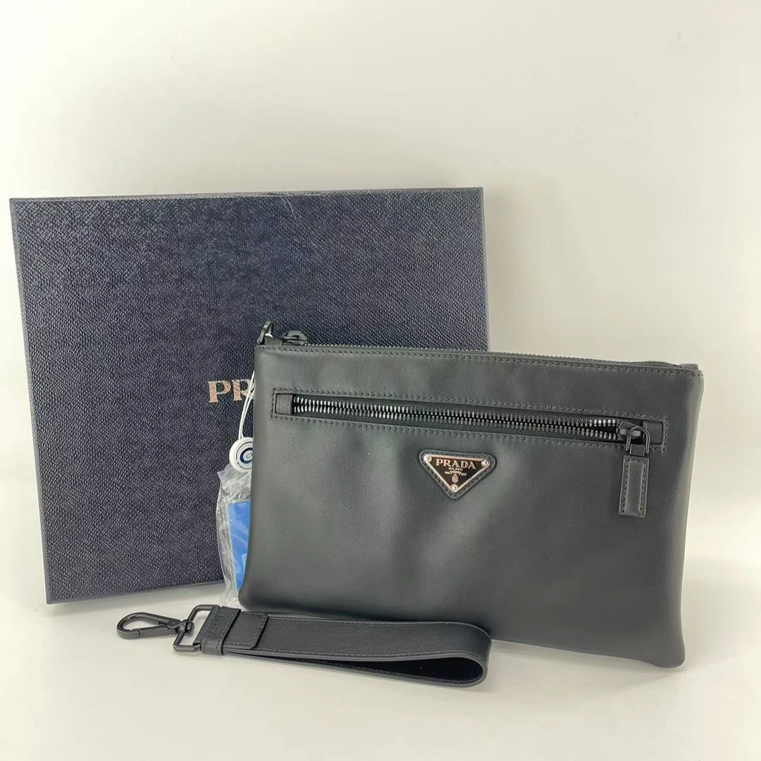全新未使用 Prada/普拉达 普拉达黑色手拿包/ZH10113