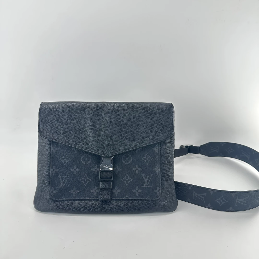 95新 LouisVuitton/路易威登 LV黑花单扣邮差包/ZH10029黑色经典