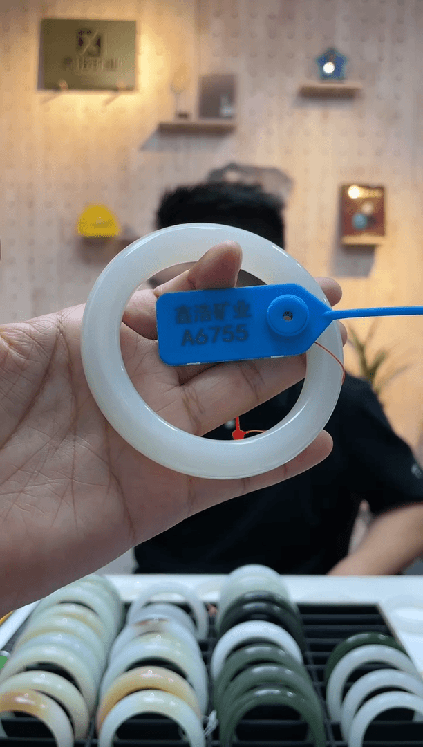 【闪购商品】和田玉手镯未镶嵌圈58 A6755 高品白猫手镯一条