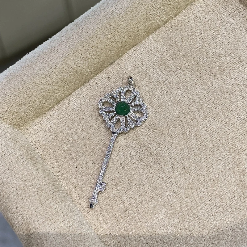 QANNA【祖母绿烟花】18K金经典设计维多利亚钥匙钻石吊坠（不含链）AF