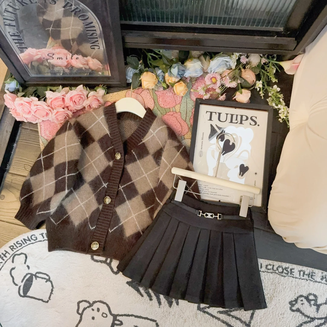 【现货】女童韩版高定气质绵羊毛萎形格子V领气质毛衣+百褶裙两件套