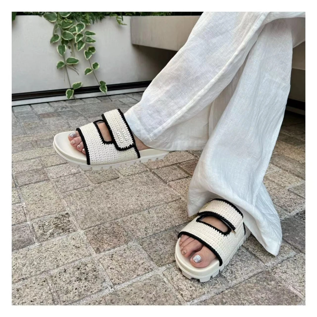 MANIKA GUAN 时髦字母黑白拼色魔术贴一字百搭拖鞋MK2018296