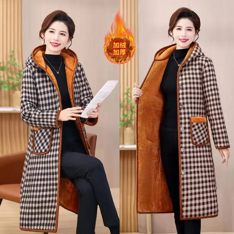 2024冬季新款时尚洋气妈妈装加绒加厚加长款连帽印花保暖棉衣外套