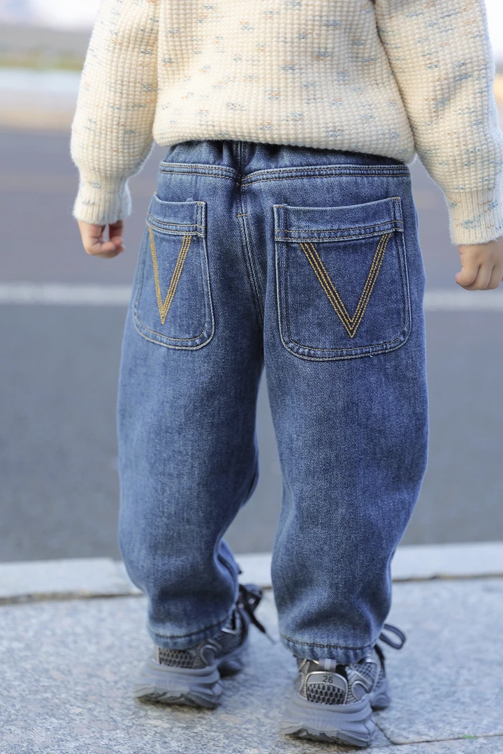 【町木优品】儿童冬季男童新品百搭V字绣袋线条加绒牛仔裤 K6190