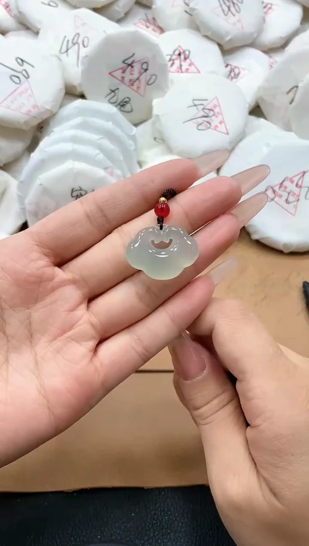 【闪购商品】玛瑙/玉髓吊坠(赠链)未镶嵌祥云