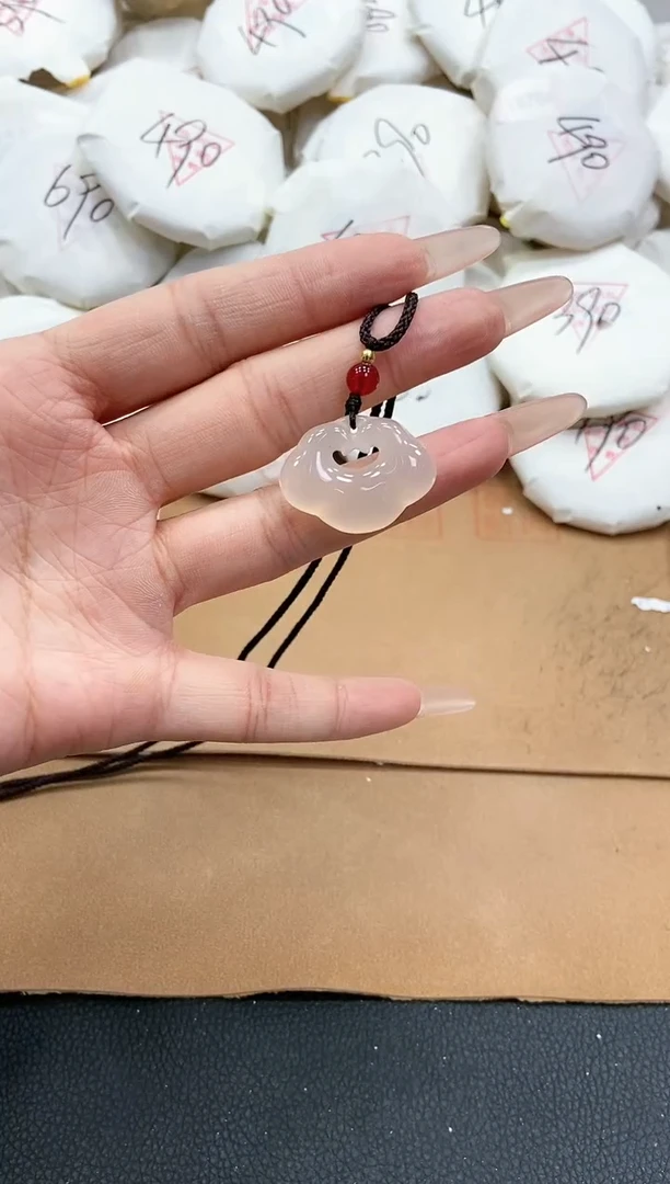 【闪购商品】玛瑙/玉髓吊坠(赠链)未镶嵌祥云