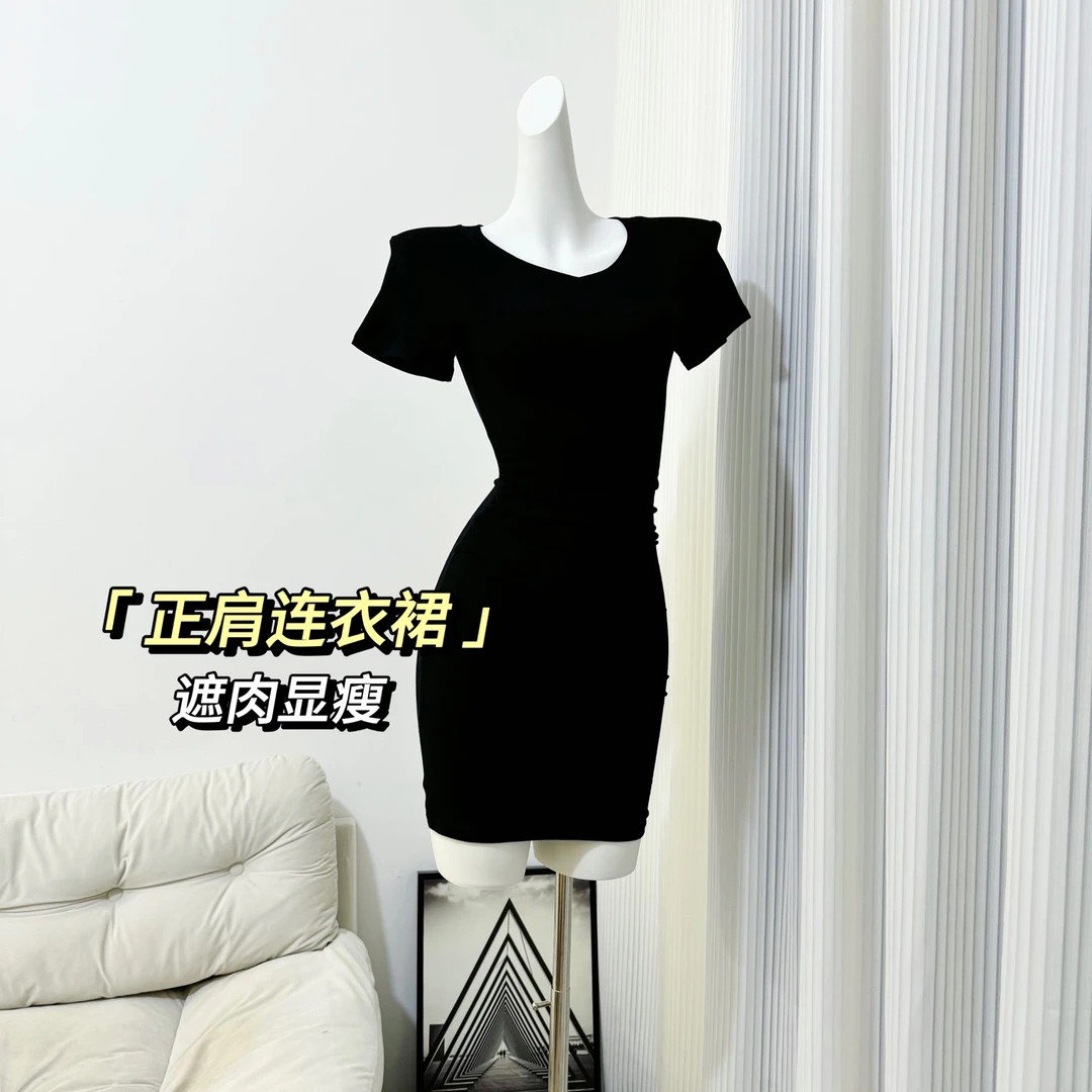 正肩连衣裙！显瘦日常包臀裙气质v领收腰遮肉短裙时尚时尚小黑裙
