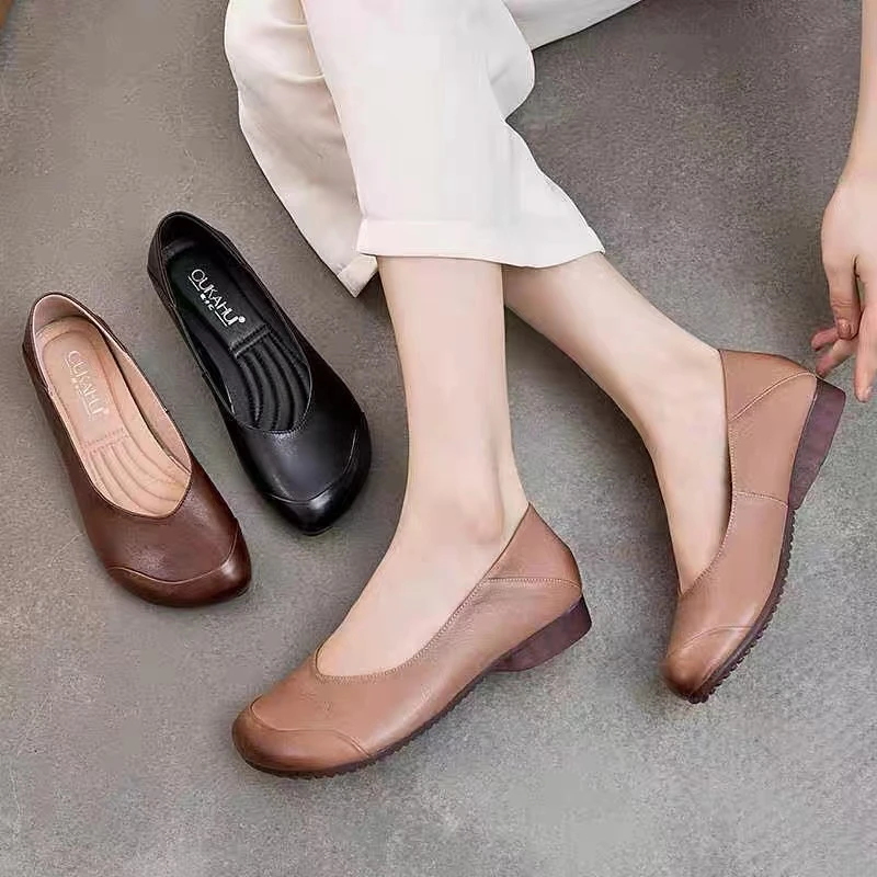 春秋新款软底妈妈皮鞋舒适大脚单鞋中老年平底懒人一脚蹬豆豆鞋女