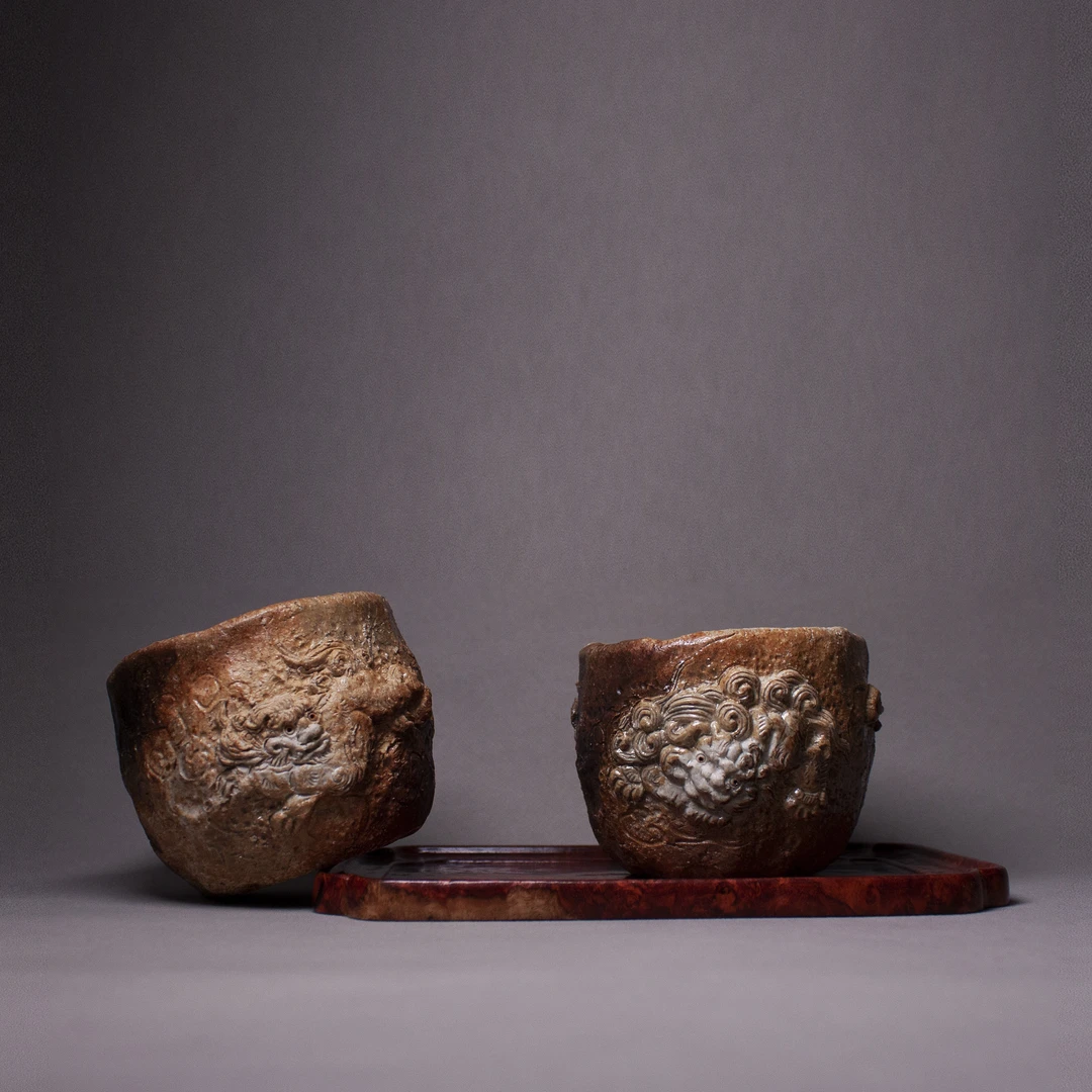 拙趣日式柴烧粗陶手捏堆雕陶瓷手工狮子主人杯茶道侘寂茶器具茶杯