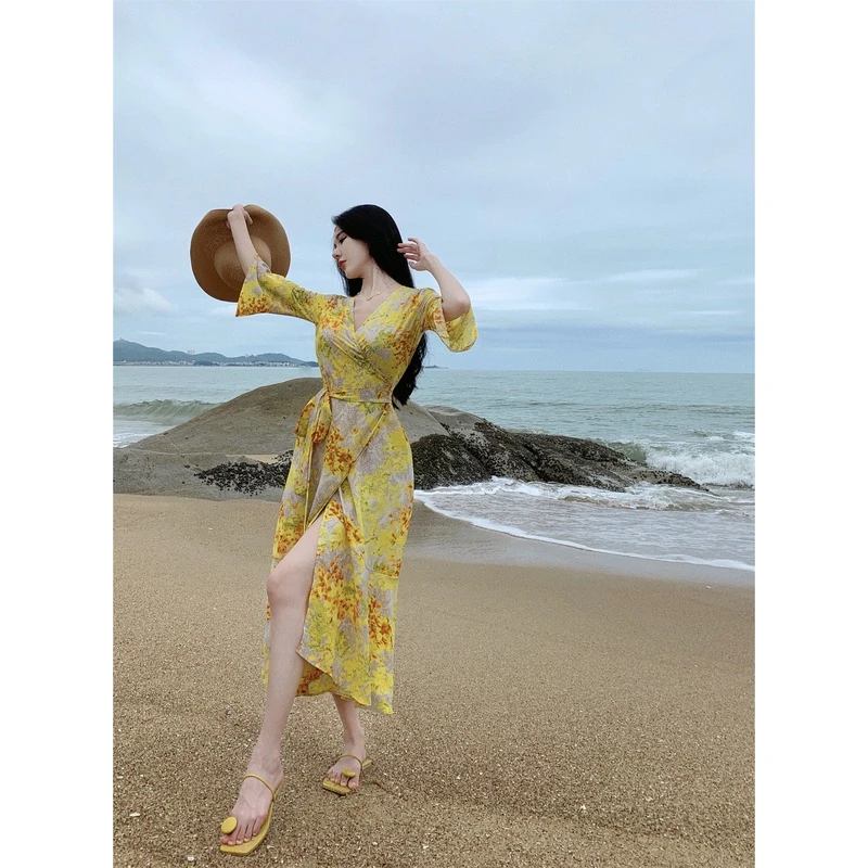 小众甜辣风新款气质名媛金黄色花卉法式风情印花裹身度假长裙2025
