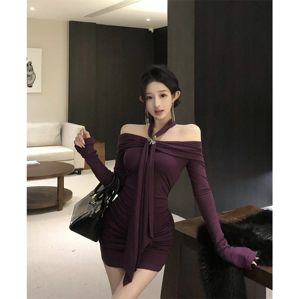 设计感休闲气质女秋季修身显瘦时尚一字肩蝴蝶卡扣褶皱短款连衣裙