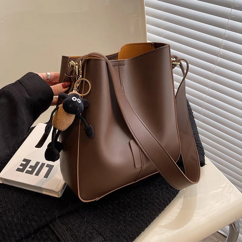 高级质感包包2025新款潮时尚复古百搭单肩包秋冬宽肩带斜挎水桶包