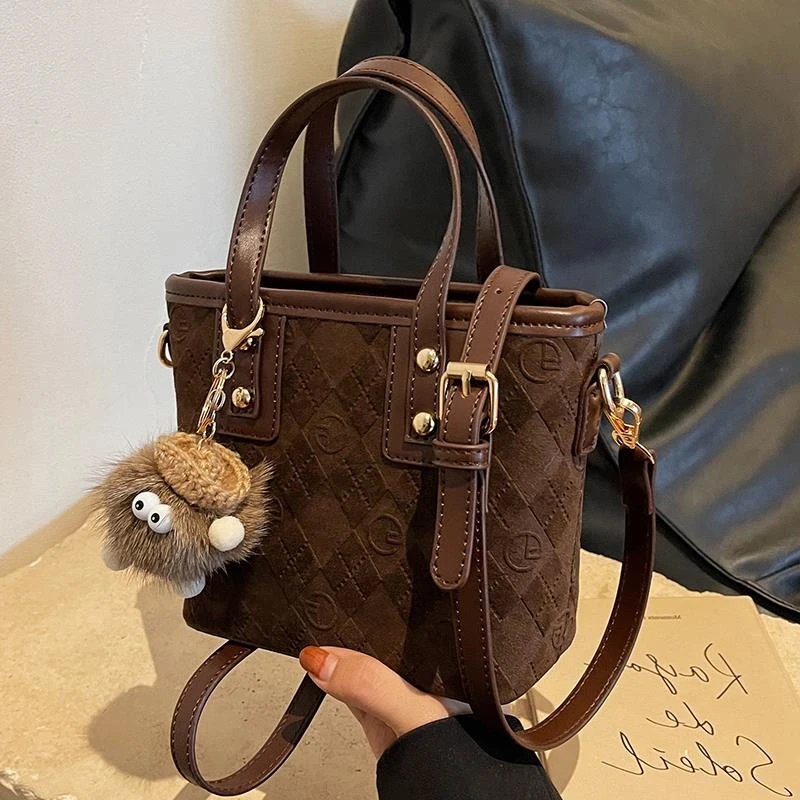 今年流行小包包女秋冬百搭2023新款磨砂复古单肩斜挎包手提水桶包