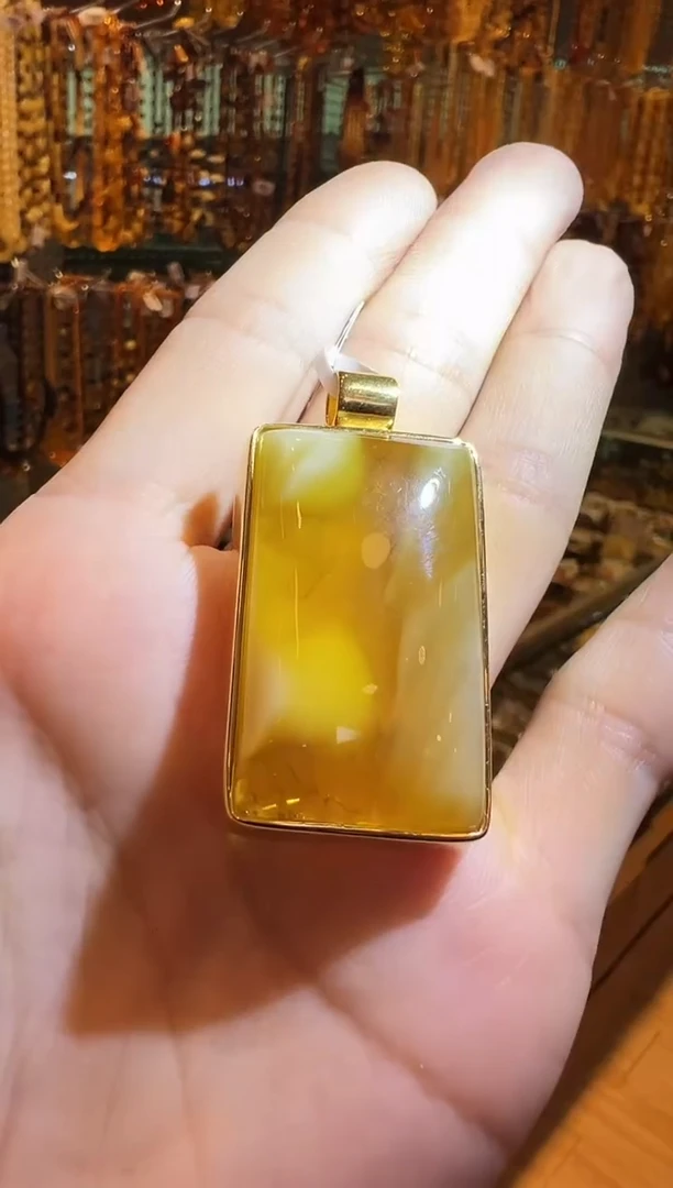 【闪购商品】琥珀颈饰银S925镶嵌欧款金妖白溶洞精工镶嵌方牌吊坠