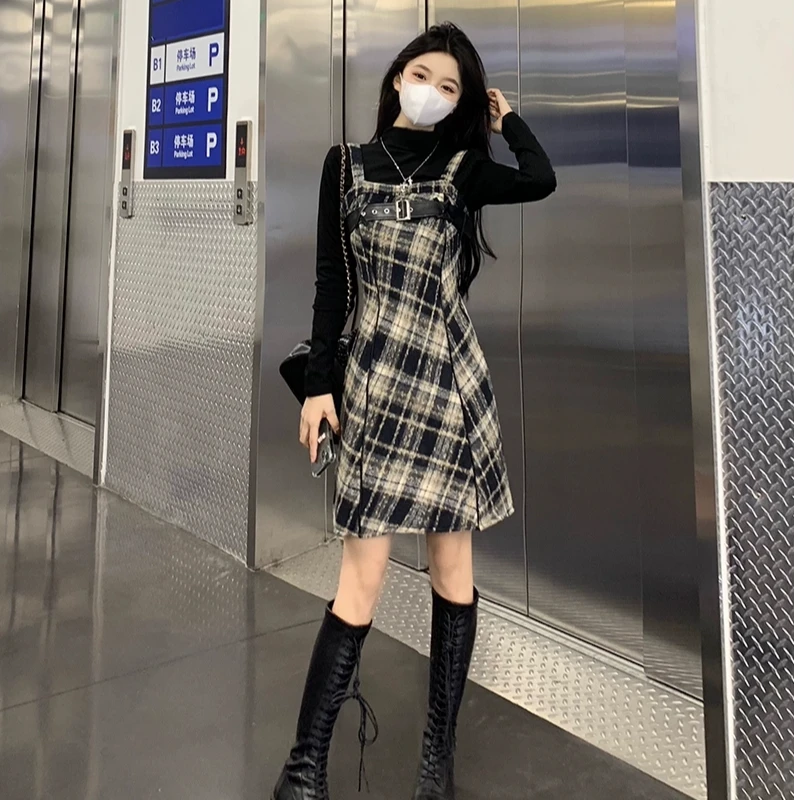 复古格子收腰吊带连衣裙2025秋季新款宽松遮肉包臀打底衫两件套