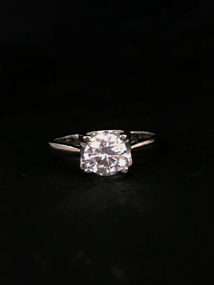 925银戒指  【子玉】南非卡家经典牛头白戒指1ct  A26