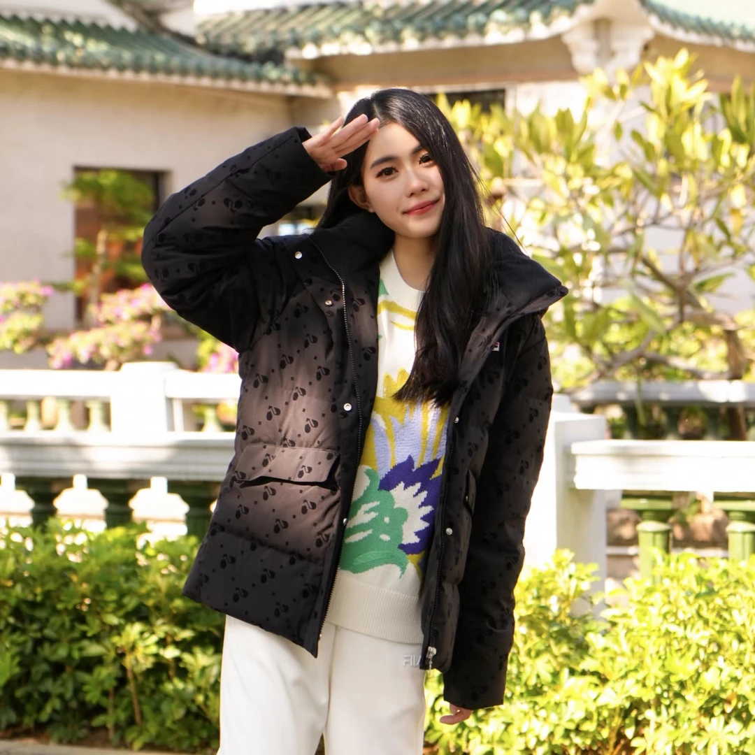 FILA斐乐23年暖冬季新款时尚满印提花轻薄防泼水连帽保暖羽绒服女