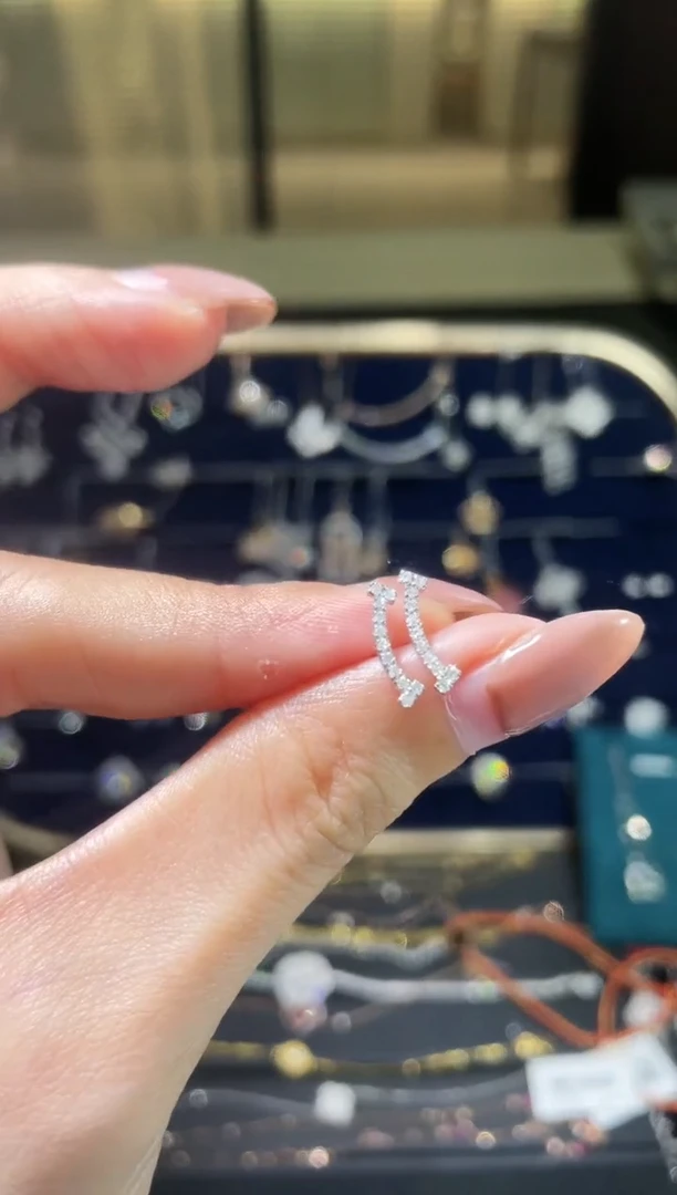 【闪购商品】钻石耳钉18K金镶嵌k白微笑耳钉