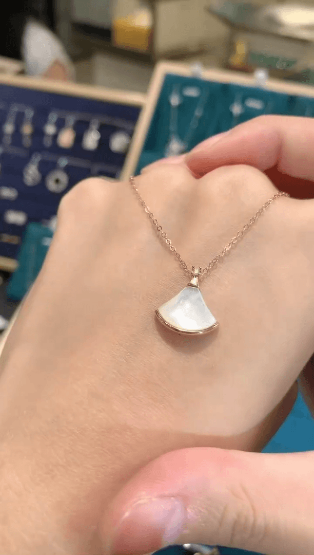 【闪购商品】钻石吊坠(不含链)18K金镶嵌白裙子
