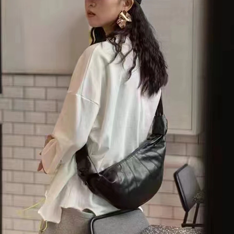 新款网红牛角包真皮软皮斜挎包小众设计师款可颂包饺子包腋下包