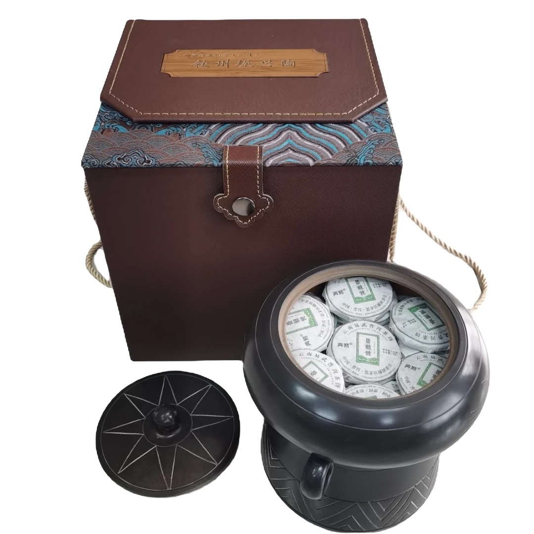 云南易武普洱生茶，8克小茶饼。坭兴陶罐装精品礼盒花果香茶叶。