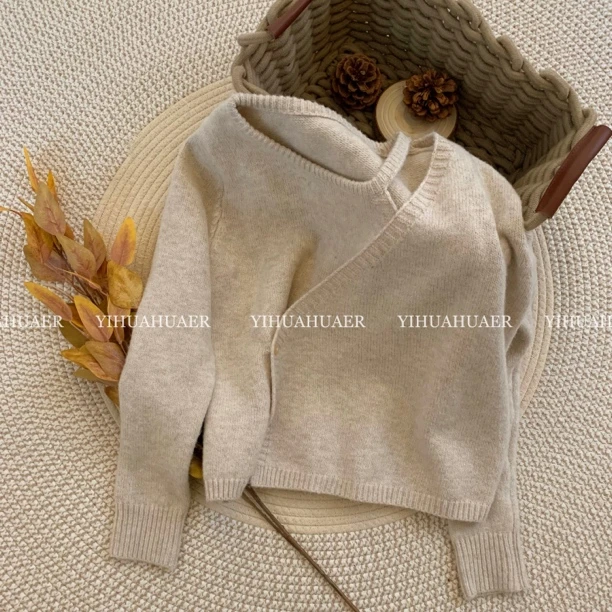 BHH-9726【稻花香】东大门韩版慵懒不规则设计感交叉纽结露肩针织衫