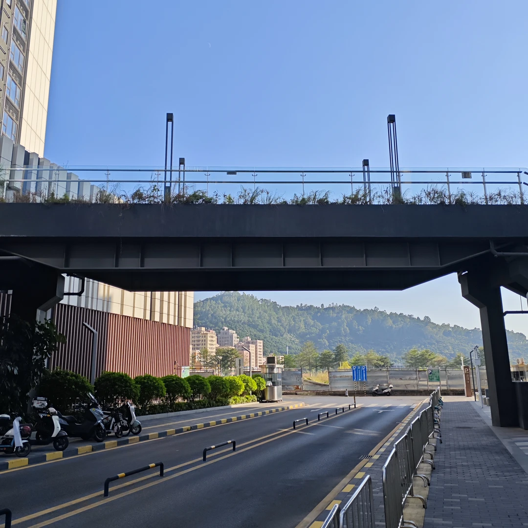 钢结构人行天桥，主材采用定制H型钢制作，按需定制封窗阳台。