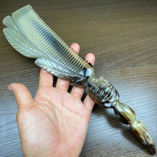 手工水牛角梳 长29.5 宽6.2 厚2厘米