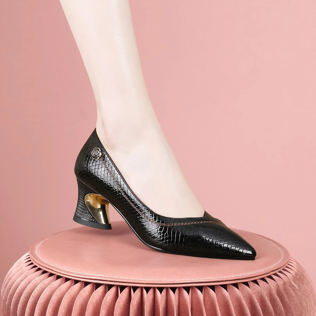 梵芮诗新款春季浅口尖头花朵时尚黑色气质百搭女粗跟单鞋-J0102