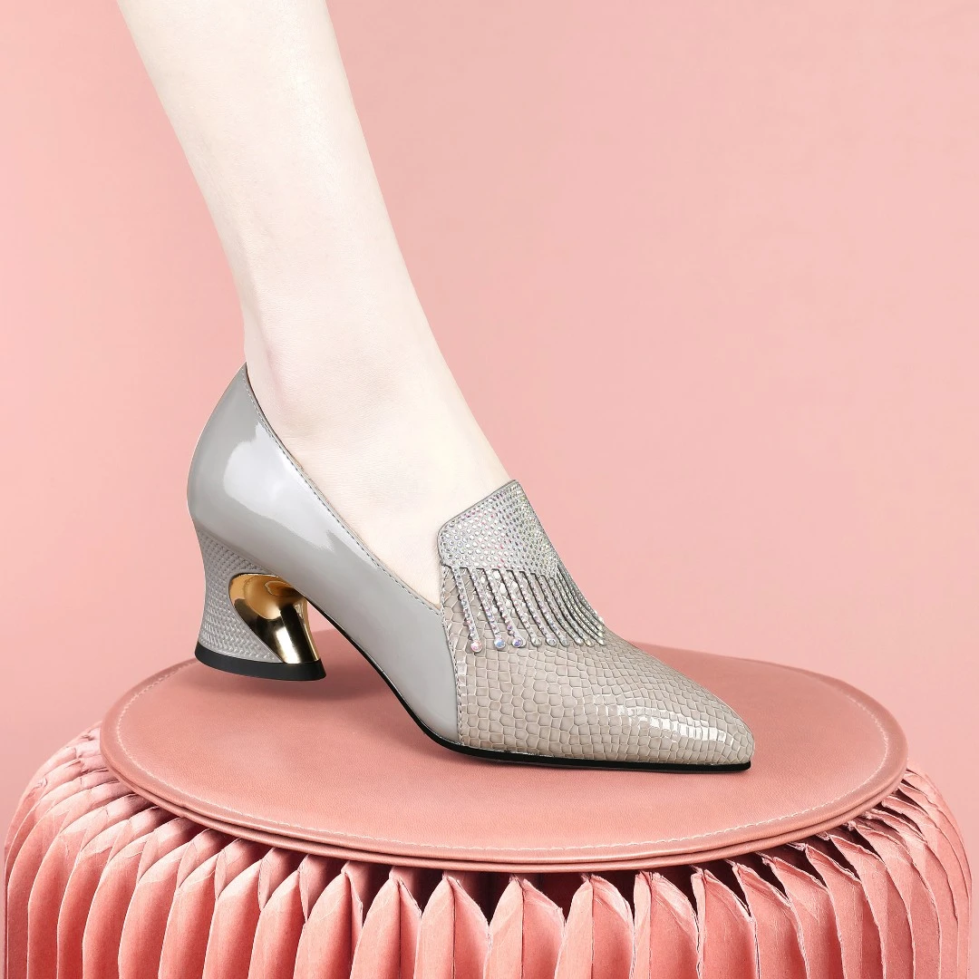 梵芮诗春秋新款中口尖头菱形纹吊坠拼色百搭气质粗跟女单鞋-J0032