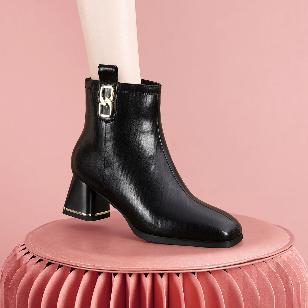 梵芮诗2024年新款秋冬金属装饰纯色时尚保暖加绒粗跟短靴-H1107