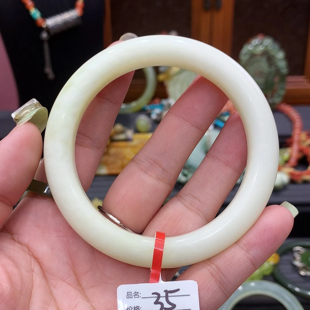蛇纹石玉手镯未镶嵌繁***?