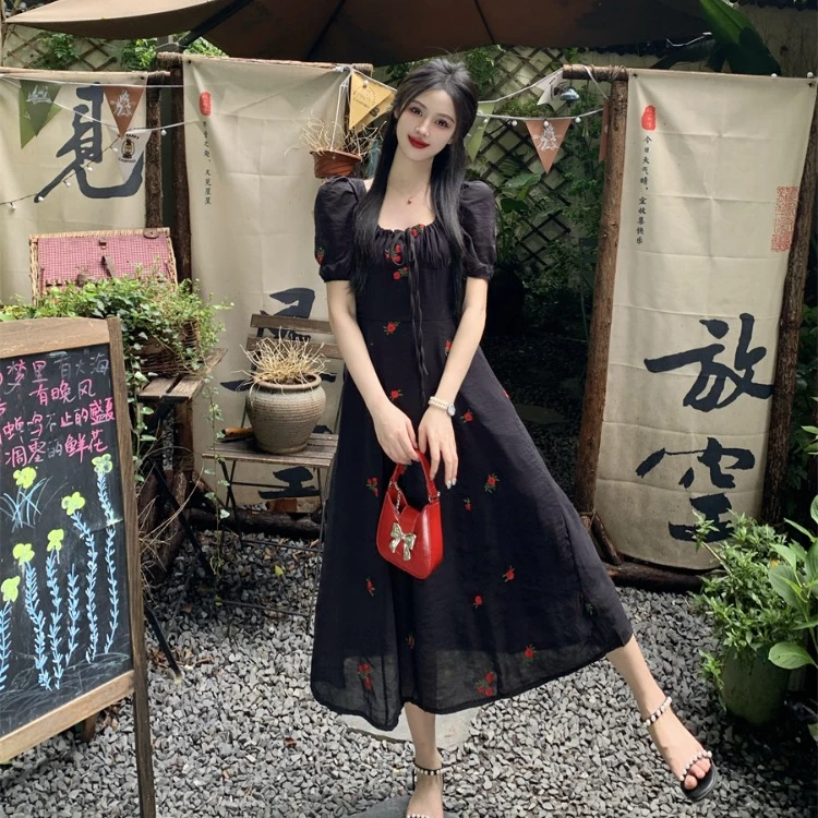 1749黑色复古碎花连衣裙子女夏季2024新款方领泡泡袖修身显瘦长裙