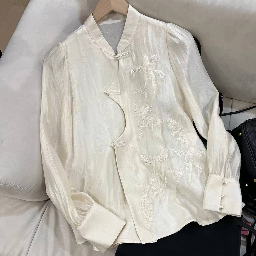 YUEYUE  2024早春珠光感面料刺绣提花珍珠扣衬衫 2402B204