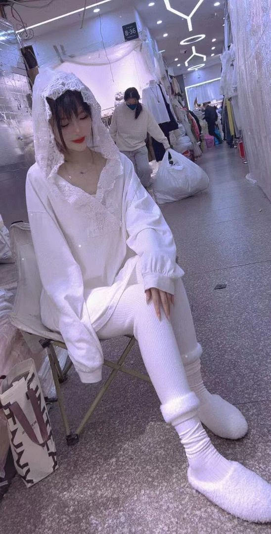 洋气纯棉花边大帽衫