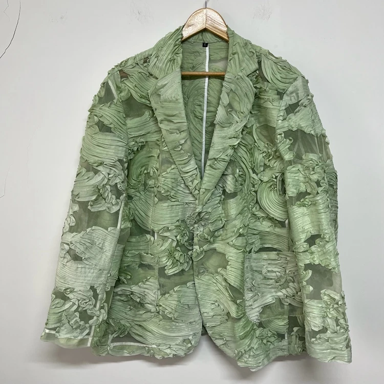 绿色立体盘花高级大牌感设计师秀款造型华丽透视男装外套西服装