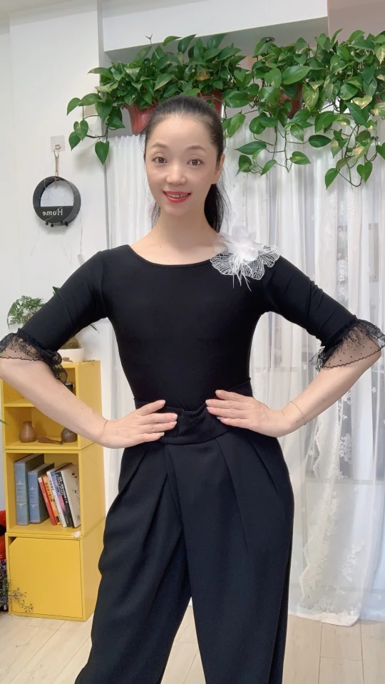 【惠莹】定制款羽毛款别针花朵显瘦连体衣