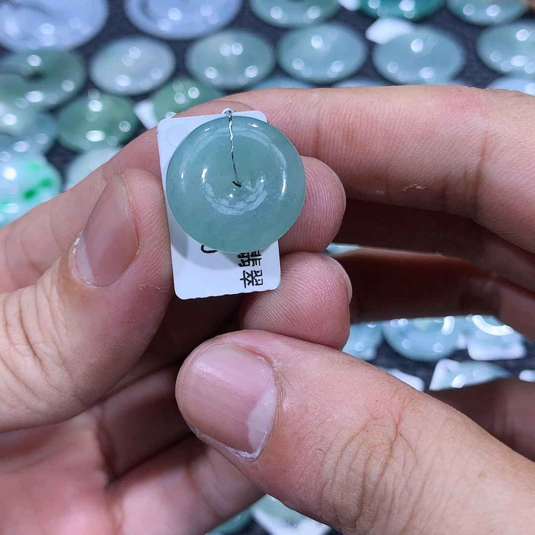 翡翠颈饰未镶嵌翡翠平安扣